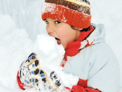 Dlaczego nie powinniśmy pozwalać dziecku jeść śniegu. Śniegowe pchły to tylko jedno z zagrożeń
