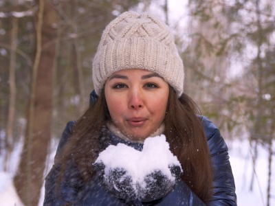 Co na czerwony nos? Zimą przypadłość ta daje się we znaki. Zobacz, skąd się bierze i jak zmniejszyć zaczerwienienie nosa