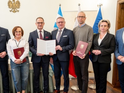 Kazimierz Biskupi. Podpisali umowę na projekt drogi rowerowej koło Bieniszewa