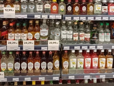 Alkohol znika z pola widzenia. Sprzedaż bezwitrynowa testowana na stacjach paliw