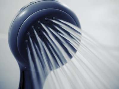 W kranach leci letnia woda zamiast ciepłej. Mieszkańcy pytają, kiedy problem się skończy