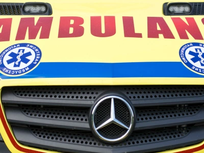 Wypadek w Przyworach Dużych. Samochód uderzył w drzewo, są utrudnienia w ruchu