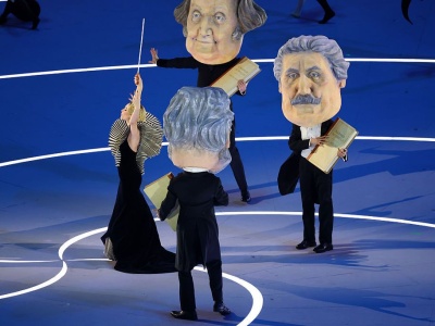 Na scenie pojawiły się postacie z wielkimi głowami. Wiadomo, kogo przedstawiały