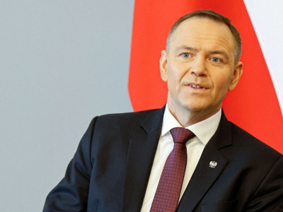 Mowa ciała mówi sama za siebie. Nawrocki od razu wpadł w jej objęcia