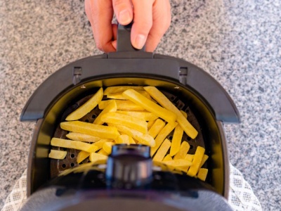 Większość osób używa air fryera źle. Oto najczęściej popełniane błędy