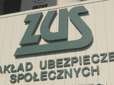 ZUS z automatu wypłaci nawet 203,80 zł więcej do emerytury. Pieniądze już wpływają na konta seniorów