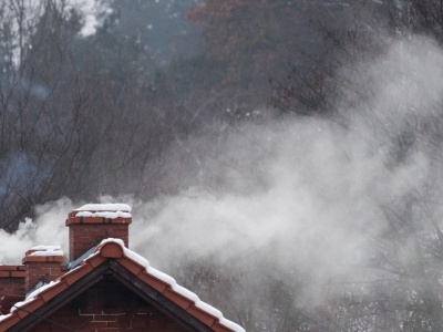 Czyste Powietrze szoruje po dnie. Polska oddycha zimowym smogiem
