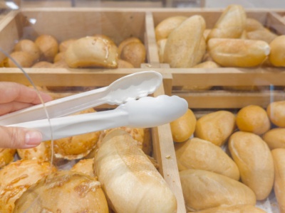 Jak nie dać się oszukać na pieczywie. Co sklepy muszą mówić klientom, a czego nie robią?