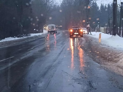 Gołoledź na DW820 w Rogóźnie. „Lód na jezdni, kierowcy utknęli, mieszkańcy sami sypią piasek”