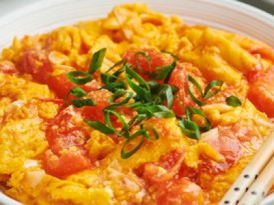 Jajecznica po chińsku nie ma sobie równych. Jest tak aromatyczna i puszysta, że robię ją co kilka dni