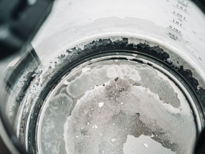 Wyjmij z szafki i wsyp do czajnika. Pozbędziesz się kamienia co do cna