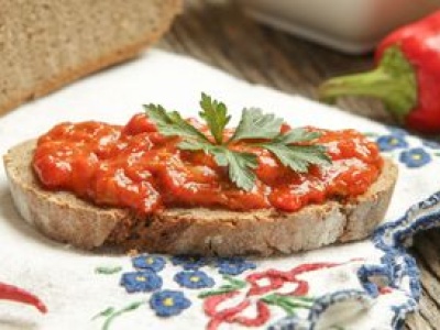 Obtocz w oliwie, upiecz i zblenduj. Najprostsze smarowidło na kanapkę gotowe