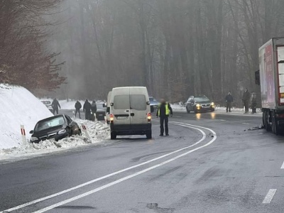 Śliska nawierzchnia sparaliżowała ruch na DW835. Pojazdy stoją, kierowcy czekają na poprawę warunków