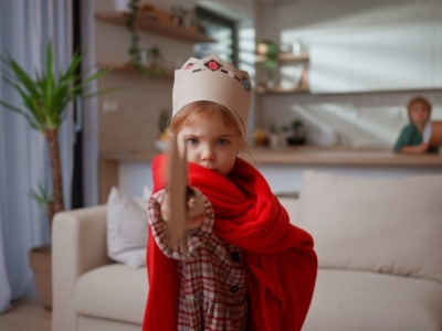 Za zimno na spacer, a dzieci szaleją w domu. 5 zabaw, które je zajmą (a ty wypijesz ciepłą kawę)