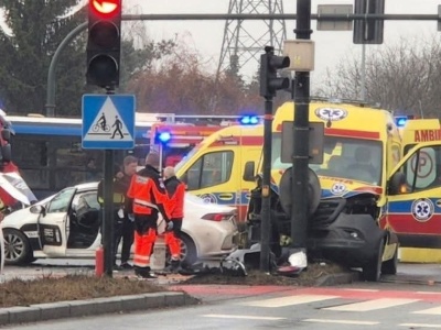 Poważny wypadek w Krakowie. Zderzyły się karetka i taksówka Ubera