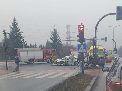 Karetka zderzyła się z samochodem Ubera. Poważny wypadek w Krakowie