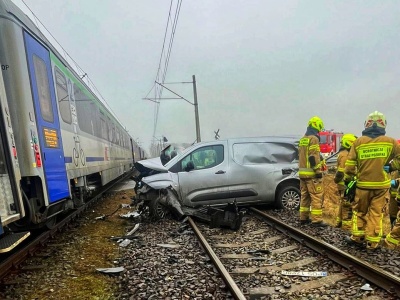 Osobówka uderzona przez dwa pociągi  (ZDJĘCIA)