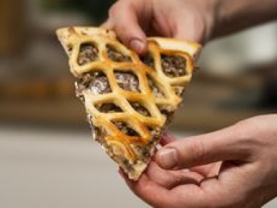 To nie jest zwykła pizza. Choć łamie dobrze znane zasady, smakuje jak z najlepszej restauracji