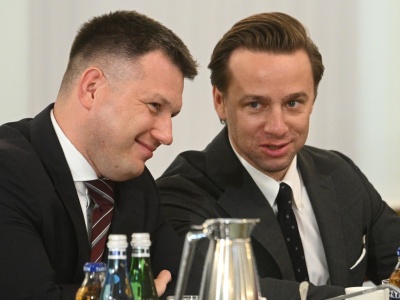 Służalczość PiS wobec Trumpa jest żenująca. Konfederacja już zaciera ręce