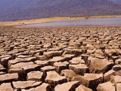 Afryka wysycha i dosłownie pęka na pół przez małą ilość wody w jeziorach