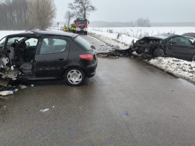 Czołowe zderzenie Peugeota 206 z Peugeotem 207. Jedna osoba zginęła, dwie zostały ranne