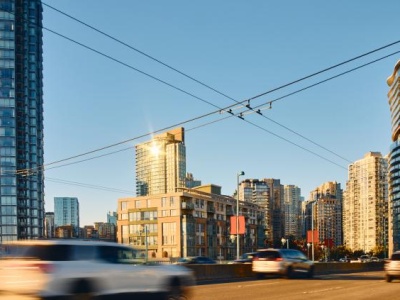Król jest jeden. Samochód zmiażdżył transport publiczny w unijnym raporcie