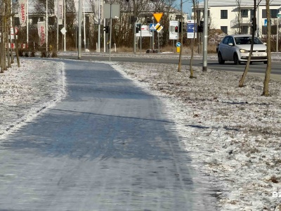 Chodniki śliskie, o upadek nie trudno. Fizjoterapeuta radzi, jak poruszać się po lodzie