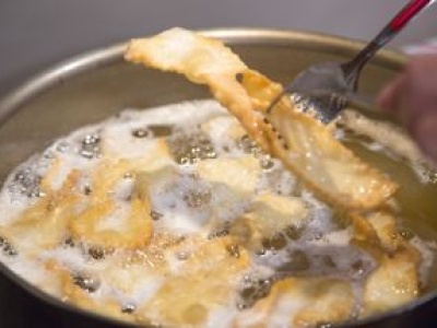 To najlepszy tłuszcz do smażenia faworków. Nie zmienia ich smaku i nie przypala się