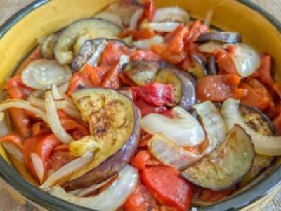 Tę sałatkę z pieczonych warzyw podaję zamiast zwykłej. To hit hiszpańskiej kuchni