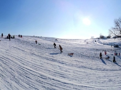 Małe góry, duża frajda. To miejsce w Polsce jest idealne na sanki