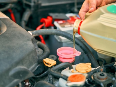 Częstotliwość wymiany oleju. Ile to kosztuje w 2026 roku? Dwa scenariusze wchodzą w grę