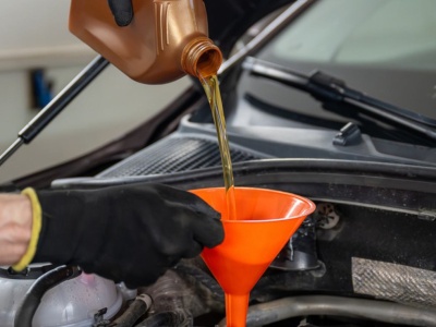 Ten skrót rzadko trafia na przód opakowania, chroni silnik przy obciążeniu. Kierowcy go ignorują