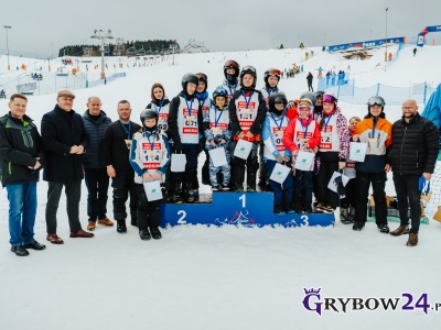 Ferie Zimowe Grybów 2026 – dzieci na stoku w Tyliczu