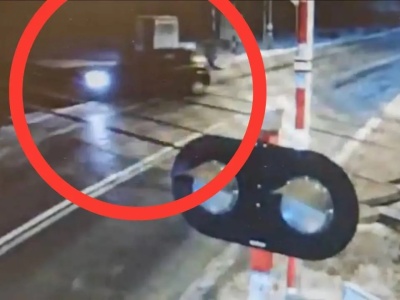 Pijany kierowca stoczył się na torowisko. Zablokował ruch kolejowy w środku nocy