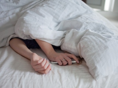 Najgorsze co możesz zrobić z telefonem w nocy. Skutki bywają tragiczne