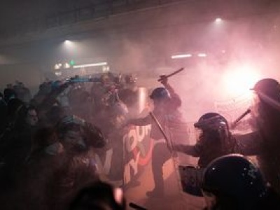 Tłum wyszedł na ulice Mediolanu w trakcie igrzysk. Starcia z policją