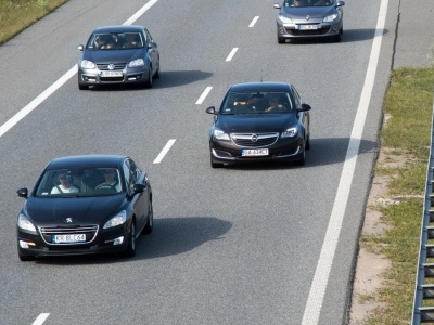 Czy można wyprzedzać prawym pasem na autostradzie? Zasada jest jedna