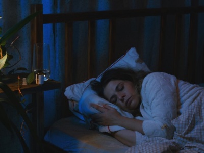 Sen nie zawsze oznacza odpoczynek. Te nocne objawy powinny cię zaniepokoić