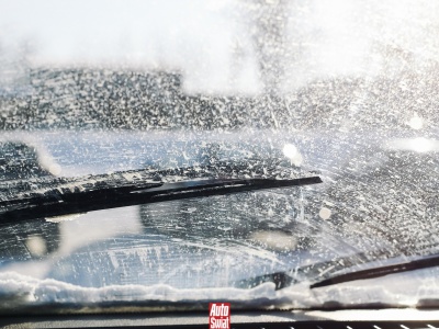 Wycieraczki nie czyszczą i zostawiają smugi na szybie? Mechanik zdradził skuteczny sposób