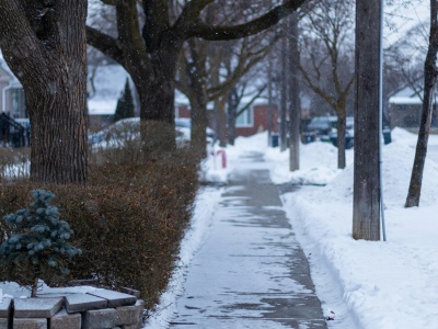 Śliskie lub zaśnieżone chodniki. Ratusz liczy pieniądze z kar umownych, a na mieszkańców czyha śmiertelne zagrożenie