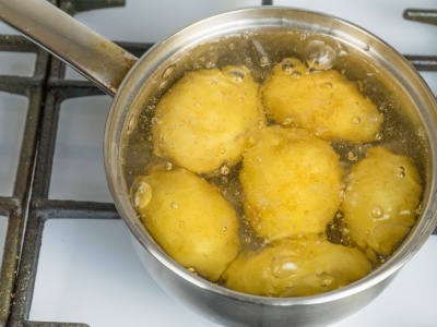 Robię to z ziemniakami zaraz po obraniu. Dzięki temu nigdy nie ciemnieją