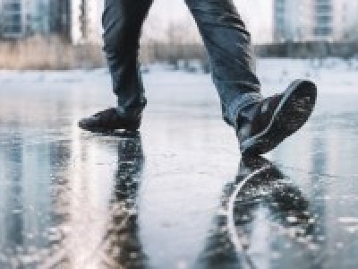 Śliskie chodniki i drogi. IMGW ostrzega przed oblodzeniem