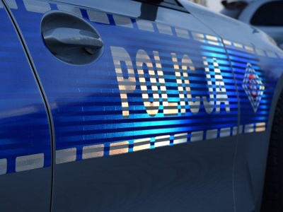 Siedział w samej bieliźnie w samochodzie. Jego znajoma kradła kurtki