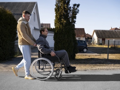 Bp Kamiński: narastający kryzys samotności i obojętności pogłębia cierpienie chorych