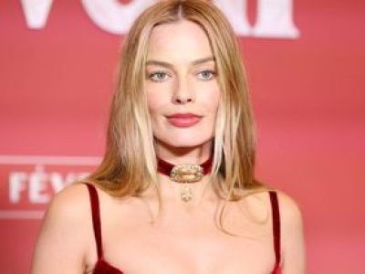 Zapozowała w czerwonej mini. To look w sam raz na walentynki