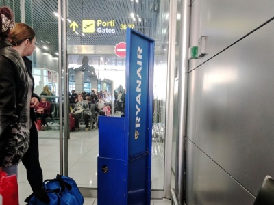 Brutalny atak na pracownika Rynaira. Wszystko przez bagaż podręczny