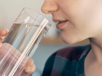 Nawodnienie organizmu to nie liczba szklanek. Liczy się coś zupełnie innego