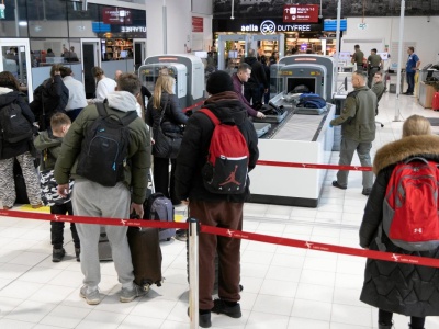 W Polsce zima, a w miejscu docelowym 30 stopni. Co zrobić z kurtką? Podróżniczka ma patent