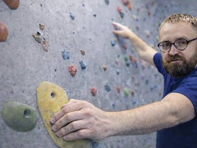 Bouldering – najłatwiejszy sposób, żeby zacząć się wspinać? Sprawdzamy na ściance