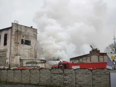 W starej papierni wybuchł duży pożar. 